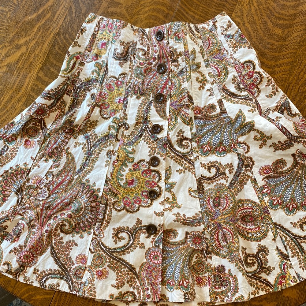 CAbi skirt- sz 8 A line paisley skirt  button front zipper back springtime fun!